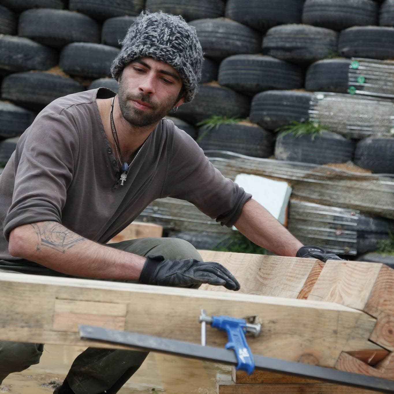 Le charpentier au travail sur une pièce de bois